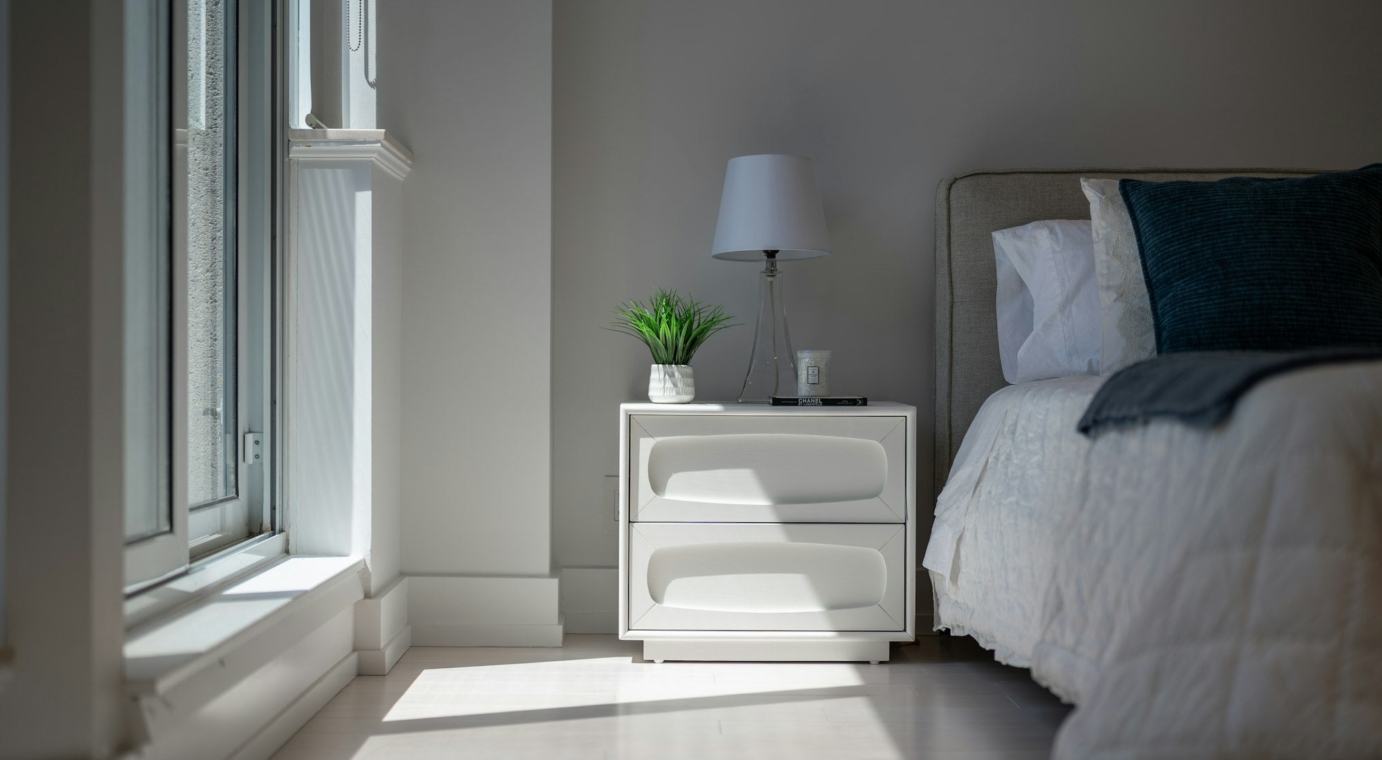 Chambre chaleureuse avec lit rembourré et table de chevet